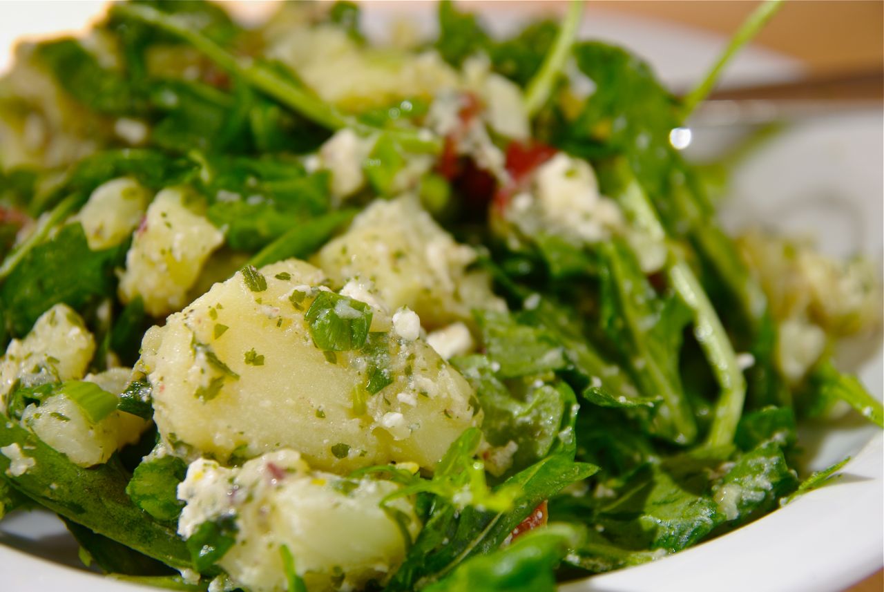 Kräuter-Kartoffelsalat mit Rucola, Schafskäse und Oliven | Studentenfutter