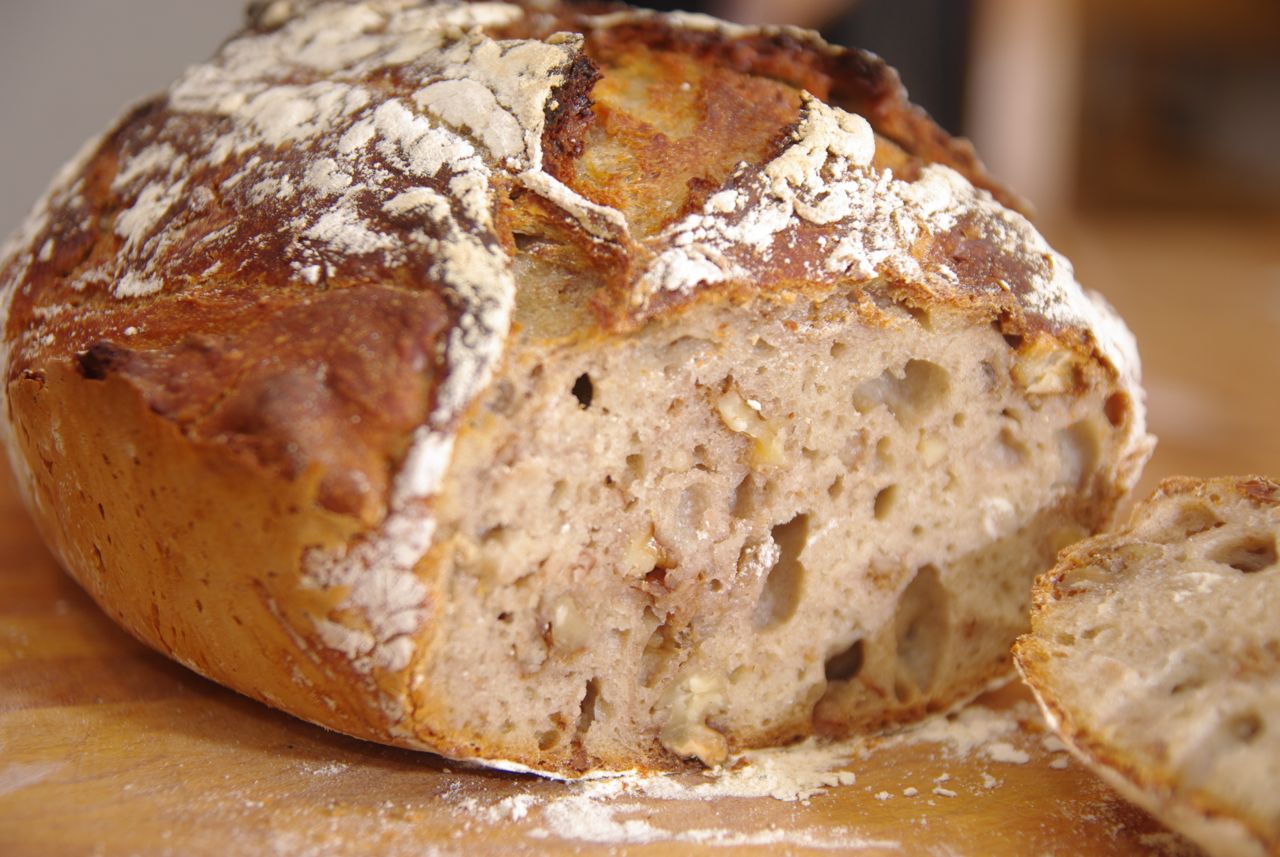 Geniales Dinkel-Vollkorn Brot mit Walnüssen | Studentenfutter